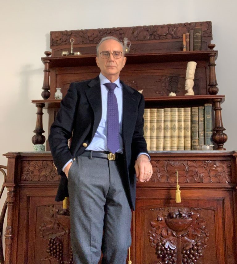  Laureato in Economia e Commercio presso l'Università degli Studi di Roma "La Sapienza